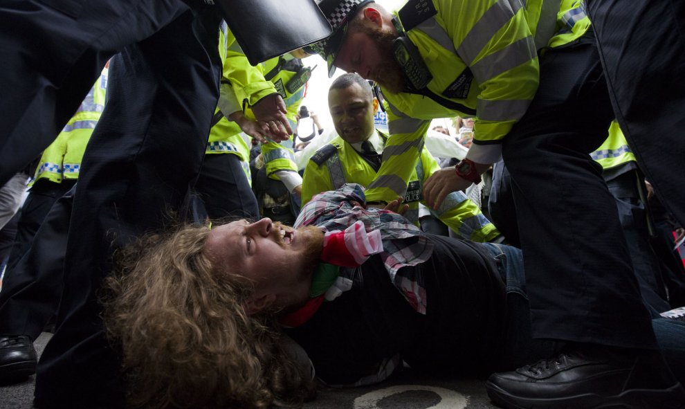 Un manifestante pro-palestina retenido por la policía durante una protesta frente a las puertas de Downing Street en Londres el 9 de septiembre de 2015/. AFP PHOTO / JUSTIN TALLIS