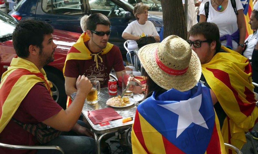 Un grupo de manifestantes almuerza ceca de la Meridiana de Barcelona donde esta tarde se celebrará la manifestación con motivo de la Diada. EFE/Toni Albirr