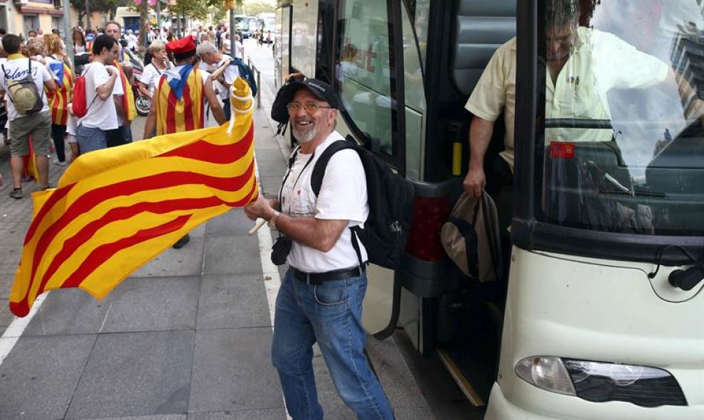 Numerosos manifestantes van llegando en autocares desde sus localidades a la Meridiana de Barcelona donde esta tarde se celebrará la manifestación con motivo de la Diada. EFE/Toni Albir