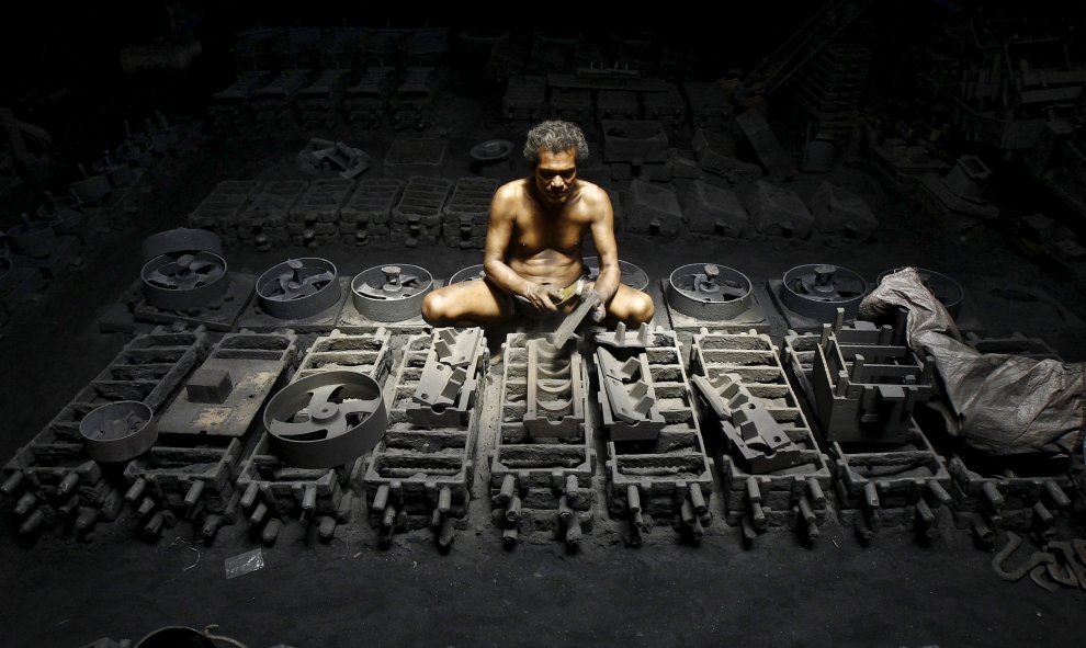 Un obrero trabaja en la fabricación de piezas de hierro en una compañía a las afueras de Calcuta. REUTERS