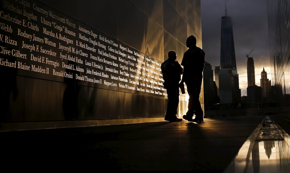 La gente lee los nombres de los fallecidos en el 11 de septiembre en el Liberty State Park en Jersey City. REUTERS