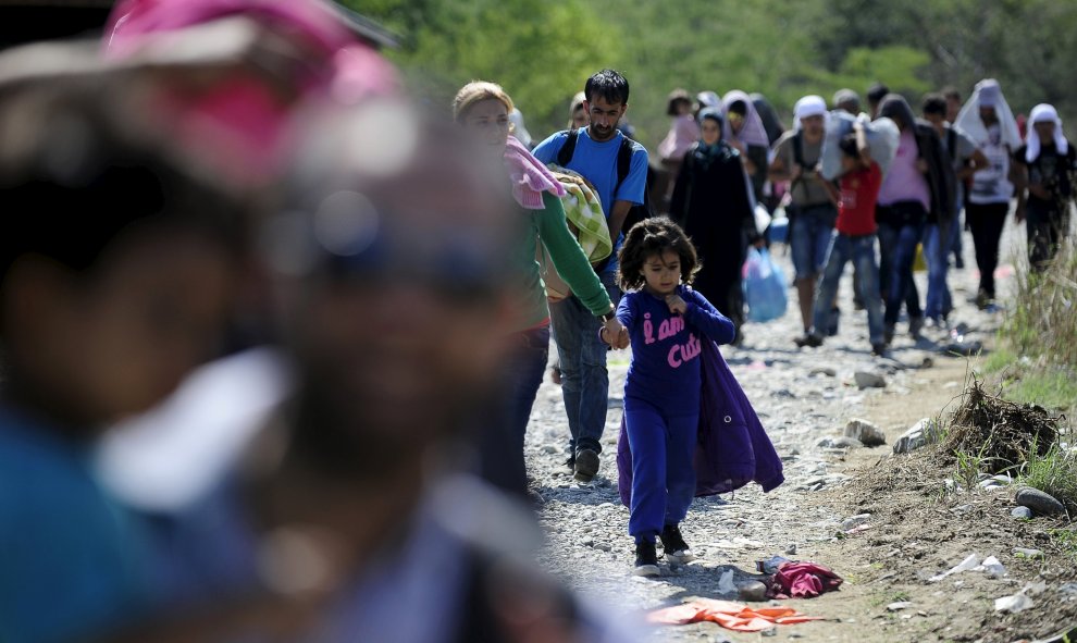 Los migrantes caminan hacia un campo de refugiados en Gevgelija, Macedonia, después de entrar en el país por el cruce de la frontera con Grecia. REUTERS