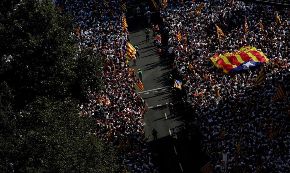 Así se encuentra la avenida Meridiana de Barcelona el comienzo de la Via Catalana, la gran manifestación por la Diada de Cataluña. EFE/Alberto Estévez