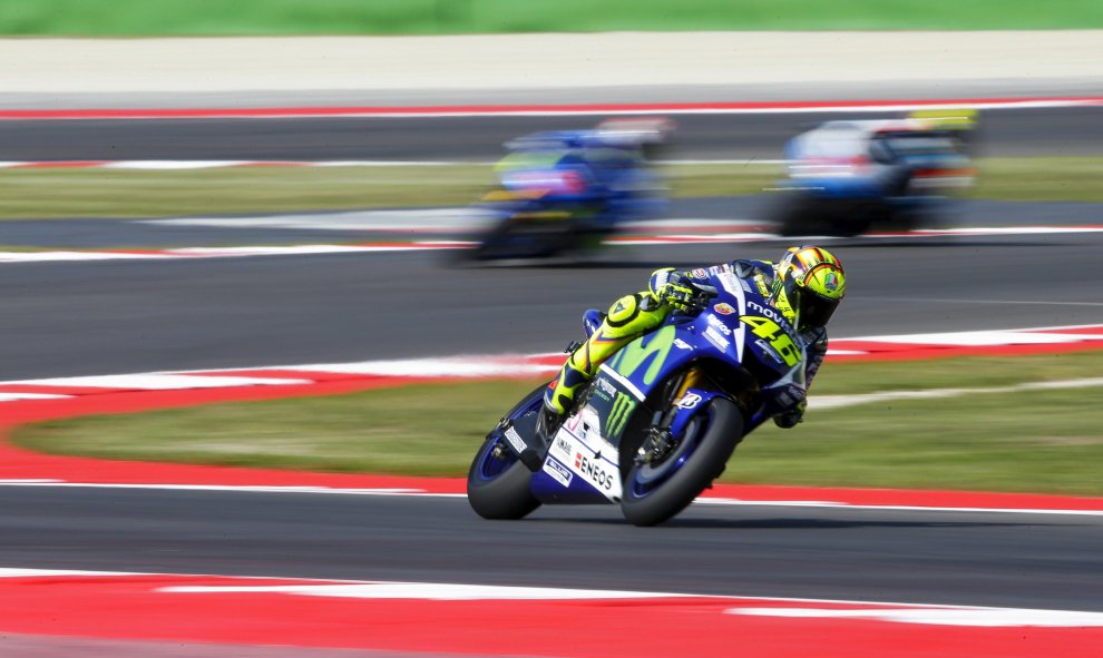 El piloto de MotoGP Rossi toma una curva durante los primeros entrenamientos libres del Gran Premio de San Marino en el circuito situado en el centro de Italia. REUTERS