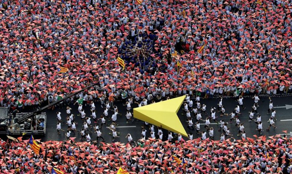 En la imagen, un puntero gigante portado por varios deportistas, en dirección al escenario situado en uno de los ángulos de la Ciutadella, donde tendrán lugar los parlamentos y actuaciones. EFE/Alberto Estévez