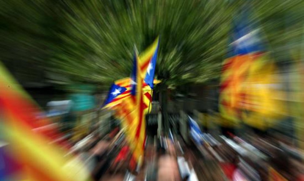 Banderas independentistas en la Meridiana de Barcelona donde esta tarde se está celebrando la manifestación con motivo de la Diada. EFE/Toni Albir