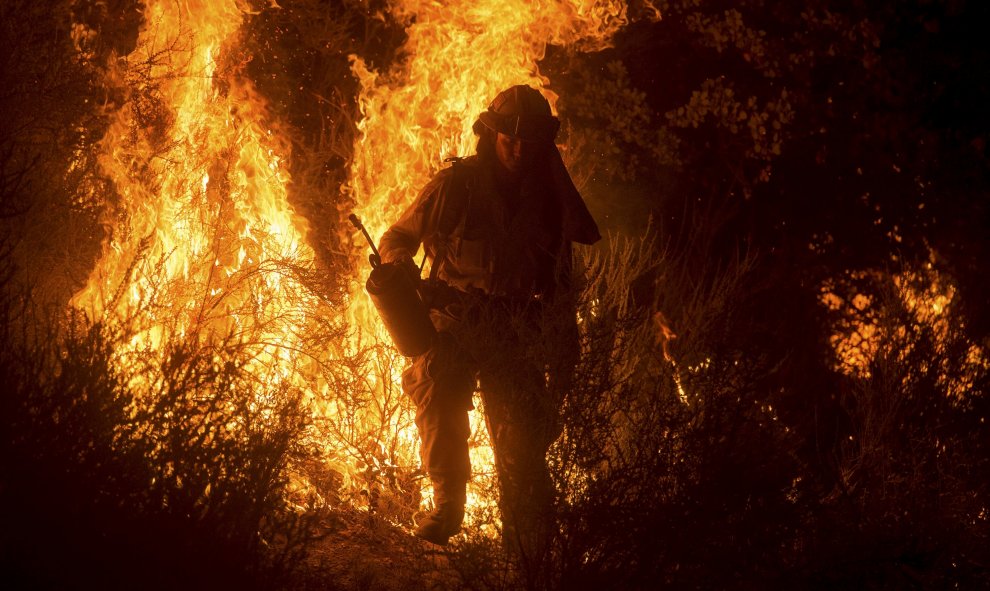 Un bombero lucha contra el fuego cerca de San Andreas, California. REUTERS