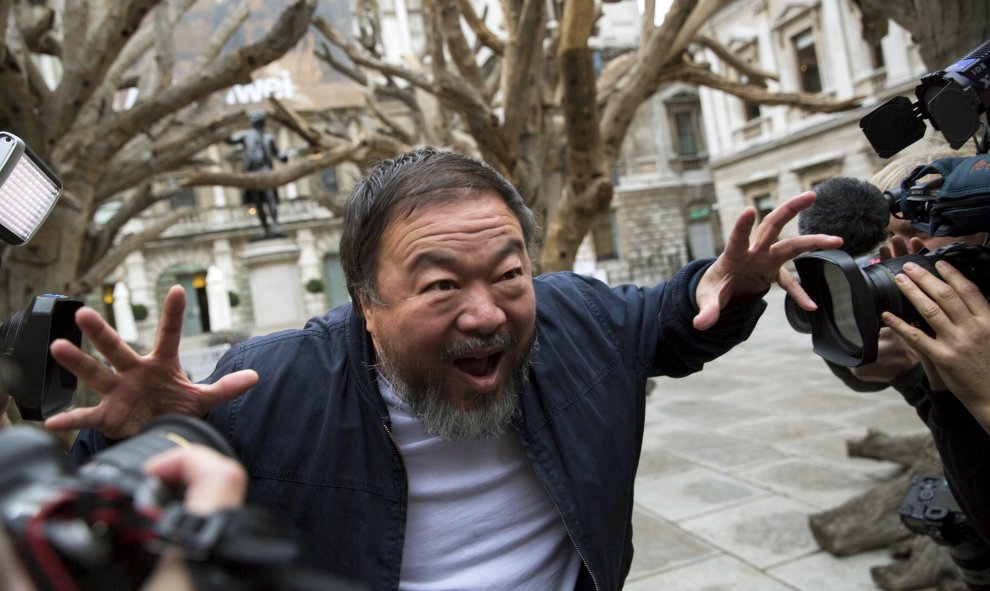 El artista chino Ai Weiwei posa para los fotógrafos durante un photocall en su exposición en la Royal Academy of Arts de Londres, Reino Unido, 15 de septiembre de 2015. REUTERS / Neil Salón