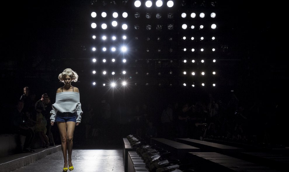 La modelo Gigi Hadid en la pasarela durante los ensayos antes de presentar la nueva colección de Primavera/Verano de Jeremy Scott en la Fashion Week de Nueva York, 15 de septiembre, 2015 REUTERS/Andrew Kelly