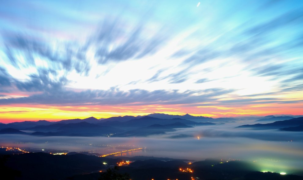Vista panorámica de un "mar de nubes" desde el Monte Yebin en Namyangju, Gyeonggi-do (Corea del Sur). EFE/JEON HEON- KYUN