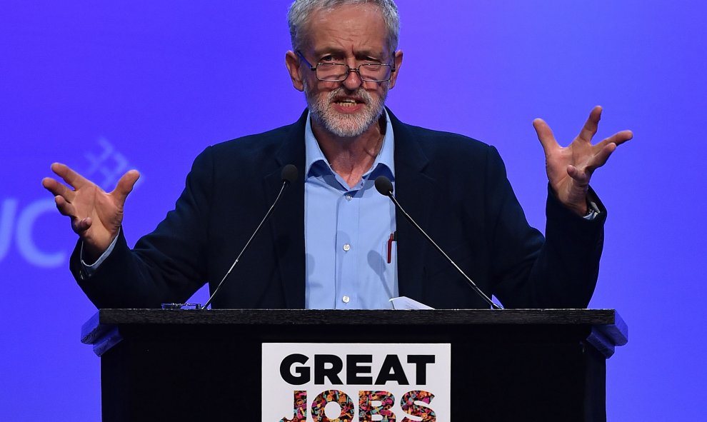 Jeremy Corbyn, el nuevo líder laborista británico habla en el Congreso de Sindicatos (TUC) en Brighton, al sureste de Inglaterra, el 15 de septiembre de 2015. AFP PHOTO / BEN STANSALL