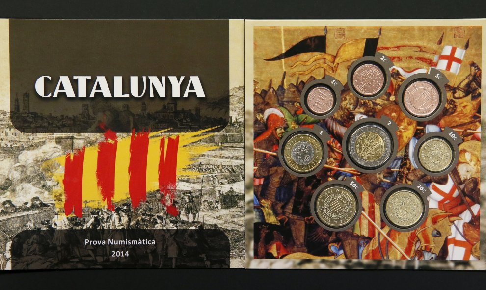 Monedas de euro en memoria de la "República catalán" se muestran en una tienda de filatelia y numismática en Barcelona, ​​España, 17 de septiembre de 2015. Estas monedas están dirigidos a coleccionistas. REUTERS / Albert Gea