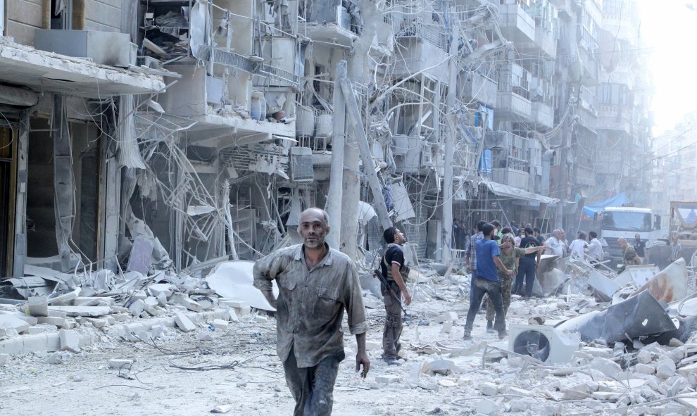 Residentes de la zona buscan sobrevivientes en un sitio dañado después de que, según activistas, las fuerzas leales al presidente de Siria, Bashar Al-Assad soltasen una bomba de barril en el barrio de Al- Shaar de Alepo, Siria 17 de septiembre de 2015. RE