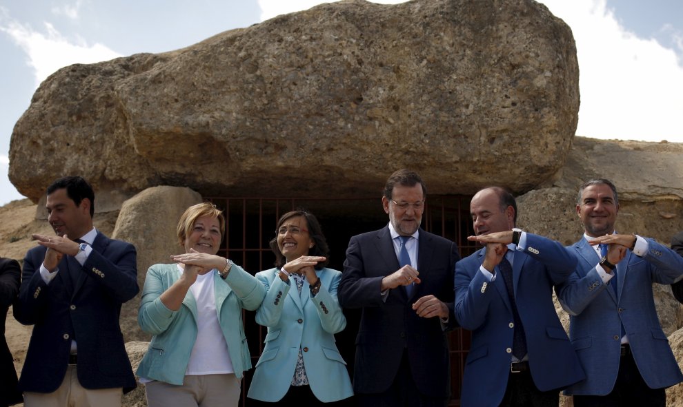 Mariano Rajoy, Juanma Moreno, Celia Villalobos, Rosa Aguilar, Manuel Barón, Elías Bendodo, y Antonio Sanz, hacen con las manos el signo de apoyo a la candidatura de los Dólmenes de Antequera (Málaga) como Patrimonio Mundial durante su visita hoy a este es