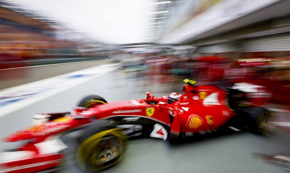 El finlandés de la escudería Ferrari de Fórmula Uno, Kimi Raikkonen, pilota su monoplaza durante la primera sesión de entrenamientos libres del Gran Premio de Singapur. EFE/Diego Azubel