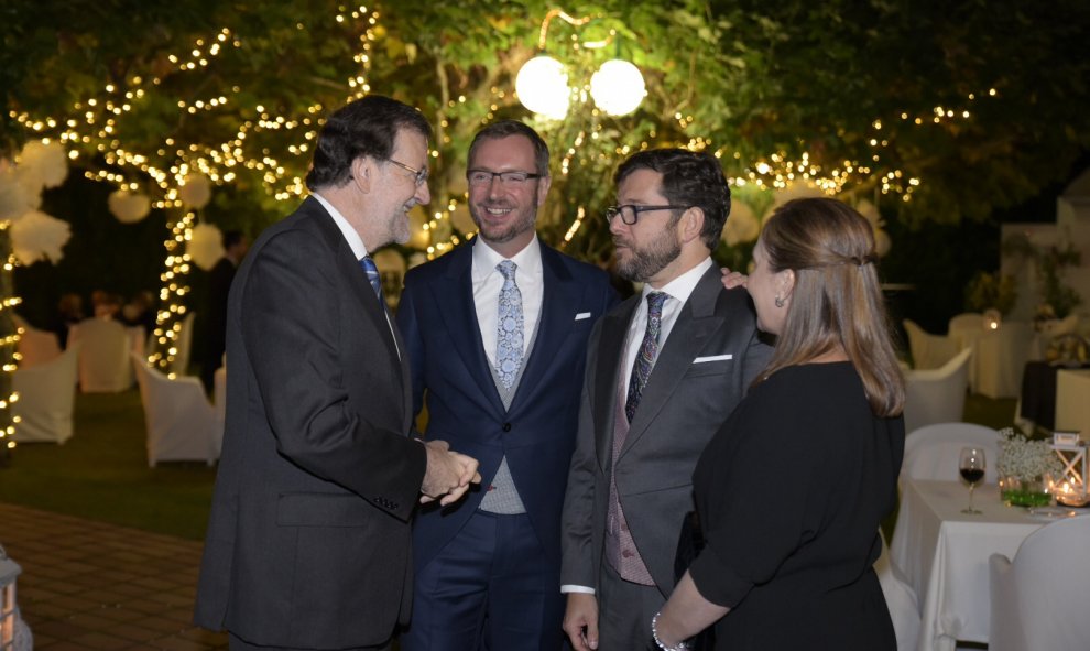 Rajoy y su mujer charlan con los novios, Javier Maroto y Josema Rodríguez.