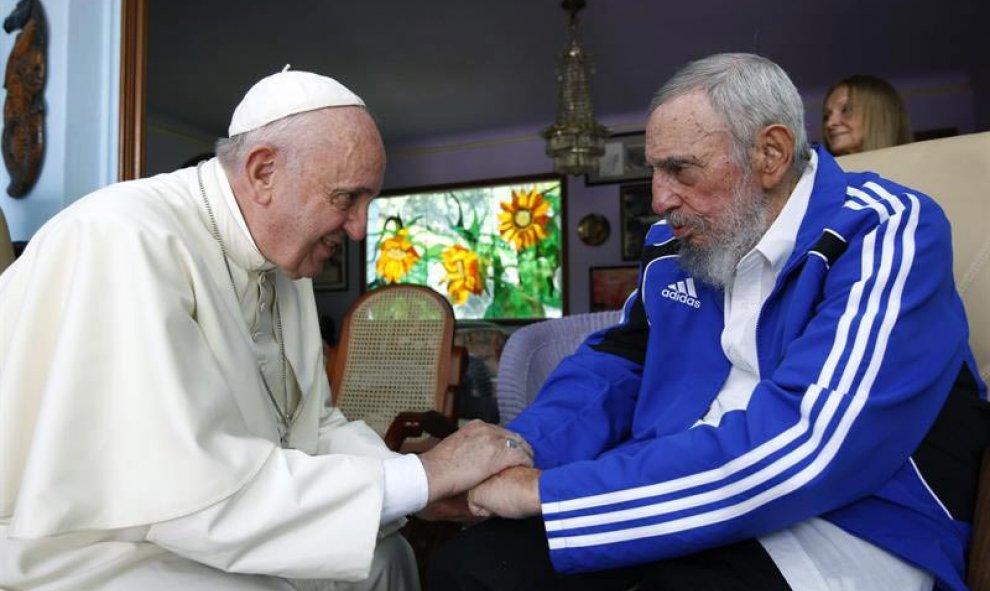 Fotografia facilitada por Cubadebate del encuentro que el papa Francisco y el expresidente cubano Fidel Castro. / EFE