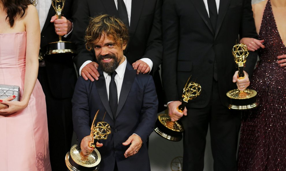 El actor Peter Dinklage y el equipo de la serie de HBO "Juego de tronos" posan con su premio de la Mejor Serie de Drama de la 67ª edición de los premios Emmy en Los Angeles, California. REUTERS / Mike Blake