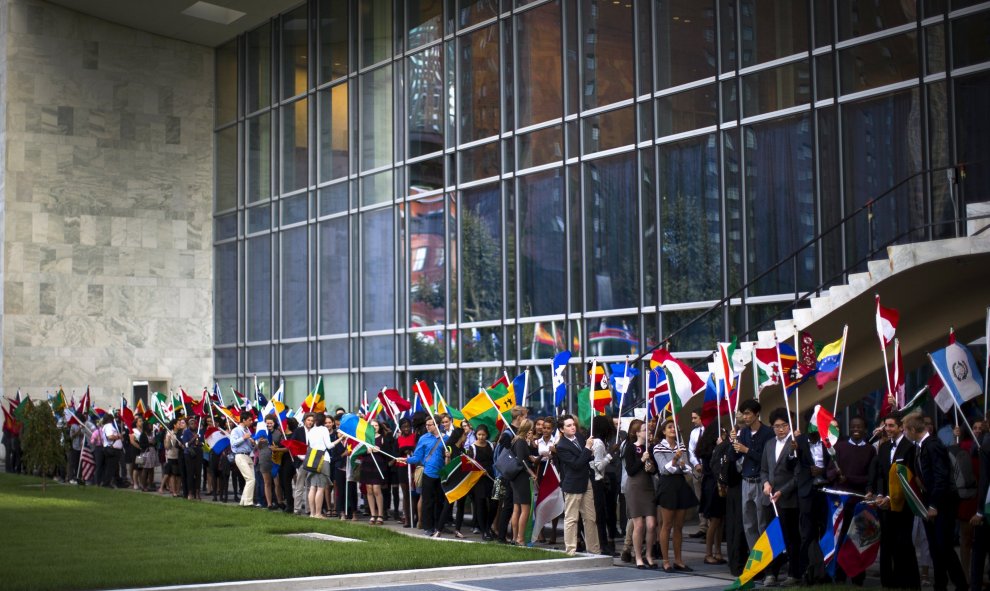 Niños con banderas participan en una ceremonia anual que conmemora el Dia Internacional de la Paz en la sede de Naciones Unidas en Nueva York. REUTERS/Mike Segar