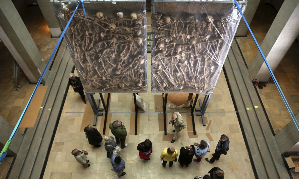 Miembros de una delegación de la fundación sueca Livrusthammeren observan los restos de soldados fallecidos en la batalla de Luetzen en 1632 en la fosa común en el museo de Halle/Saale (Alemania) hoy. EFE/Jan woitas