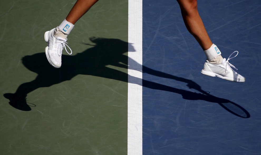 La sombra de la española Garbine Muguruza en un partido contra Barbora Strycova de la República Checa en el Pan Pacific Open in Tokio, Japón. REUTERS / Yuya Shino