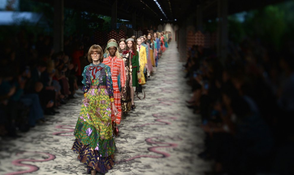Modelos llevan las últimas creaciones de Gucci durante la Semana de la Moda de Milán. AFP/TIZIANA FABI
