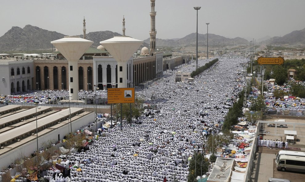 Miles de musulmanes rezan a las afueras de La Meca. - REUTERS