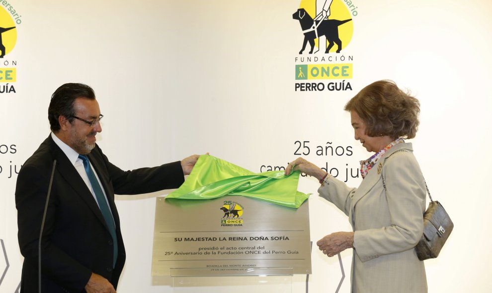 La reina Sofía acompañada por el presidente de la ONCE, Miguel Carballeda, descubre una placa conmemorativa  del 25 aniversario de la Fundación ONCE del Perro Guía. EFE/Sergio Barrenechea