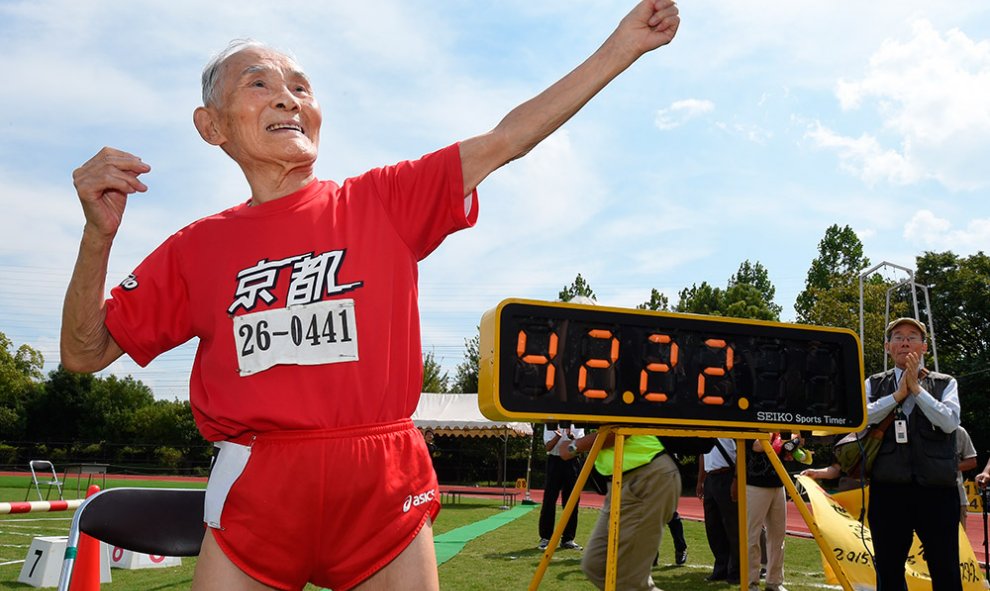 Hidekichi Miyazaki, de 105 años, imita la pose de Usain Bolt, tras correr con otros competidores de más de 80 años de edad en una carrera de 100 metros, en el Kyoto Masters de Kyoto.- TORU YAMANAKA (AFP)
