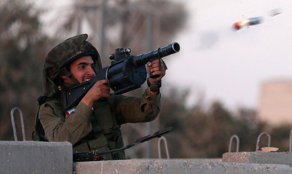 Un soldado israelí dispara una granada de gas lacrimógeno durante los enfrentamientos con palestinos en la ciudad de Al-Ram, cerca de Jerusalén.- MOHAMAD TOROKMAN (REUTERS)