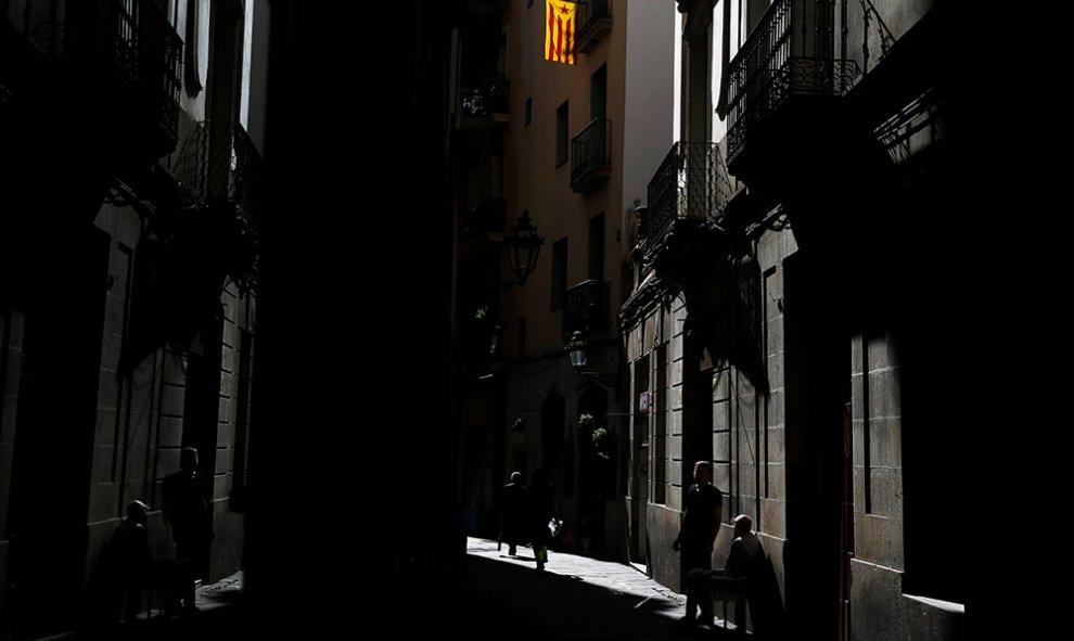 Una bandera estelada cuelga en la calle, en el Barrio Gótico de Barcelona.- SUSANA VERA (REUTERS)