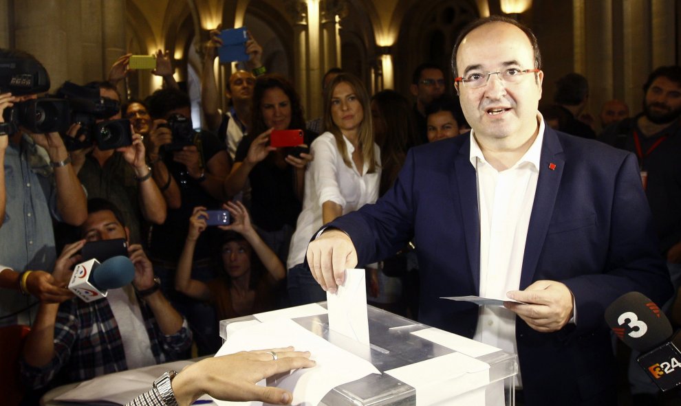 El candidato del PSC a la Generalitat de Cataluña, Miquel Iceta, deposita su voto para las elecciones catalanas del 27S en un colegio electoral de Barcelona. EFE/Quique García