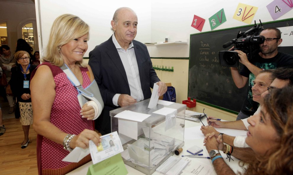 El ministro del Interior, Jorge Fernández Díaz, junto a su esposa Asunción Carcoba, ejerce su derecho a voto en las elecciones al parlamento autonómico catalán, en la Escola Augusta. EFE/Marta Pérez