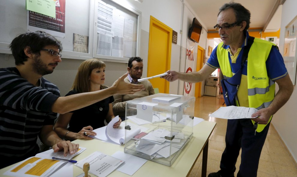 Un cartero entrega un sobre en  una mesa electoral en Barcelonas, en las elecciones autonómicas de este 27-S. REUTERS/Gustau Nacarino