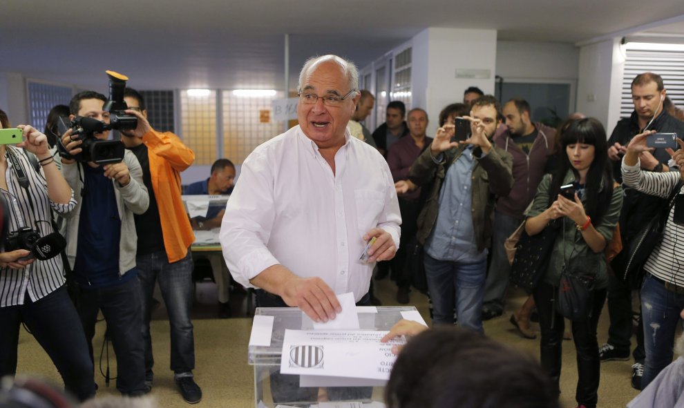 El candidato de Catalunya Sí que es Pot, Lluís Rabell, deposita su voto para las elecciones catalanas del 27S en una mesa del colegio CEIP en Barcelona. EFE/Alejandro García