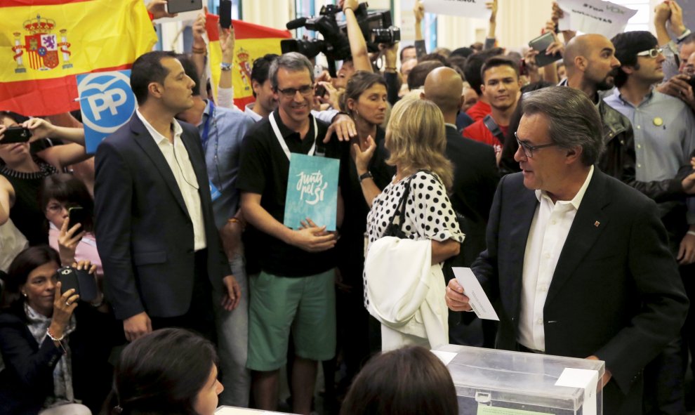 El president de la Generalitat, Artur Mas, antes de depositar su voto en su colegio electoral en Barcelona. REUTERS/Andrea Comas