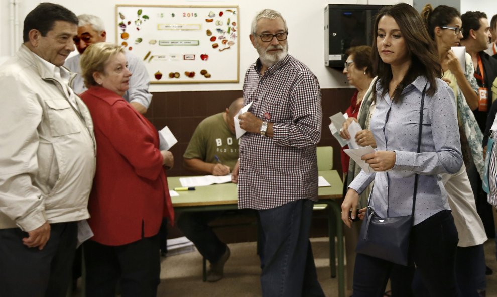 La candidata de Ciutadans a la presidencia de la Generalitat, Inés Arrimadas, se dispone a depositar su voto en una mesa de la escuela Ausias March del barrio de Les Corts de Barcelona, en las elecciones autonómicas del 27-S. EFE/Jesús Diges