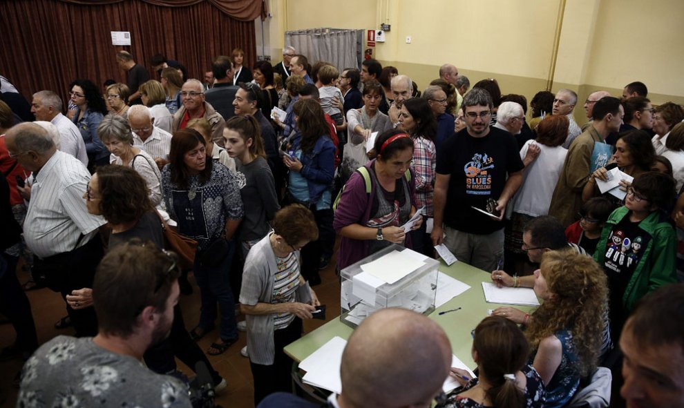 Votaciones en un colegio electoral de Barcelona para las elecciones al Parlamento catalán del 27-S. EFE/Jesús Diges