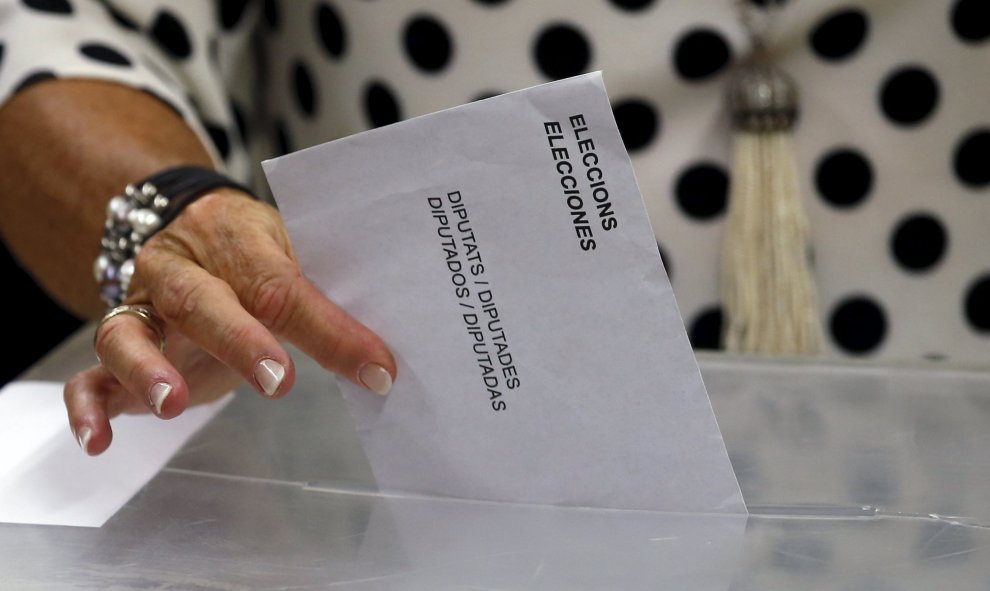 Helena Rakosnik, la esposa del president de la Generalitat Artur Mas, deposita en la urna su voto en las elecciones del 27-S. REUTERS/Sergio Perez