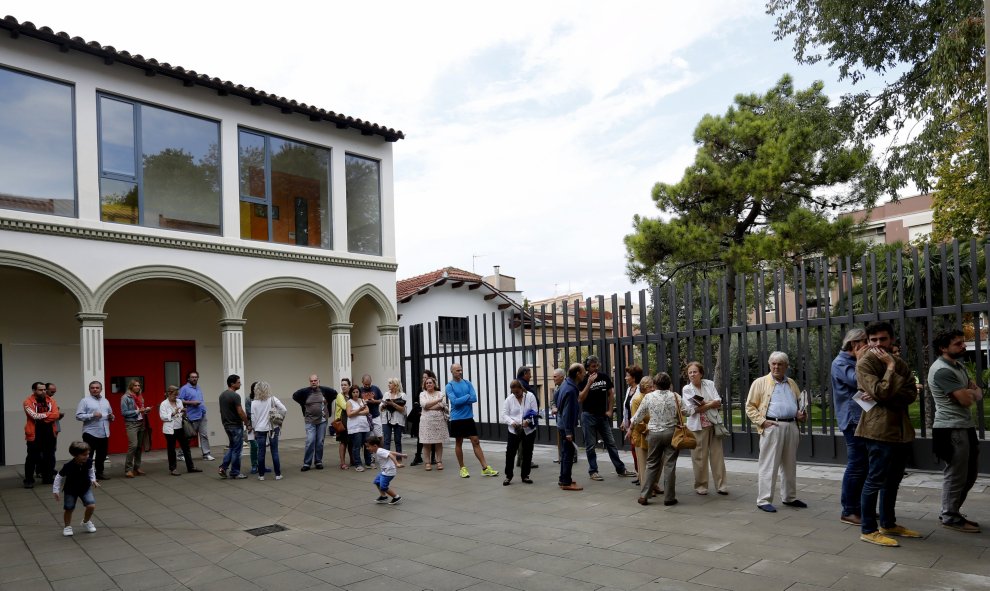 Colas en el exterior de un colegio electoral en Barcelona. REUTERS/ Gustau Nacarino