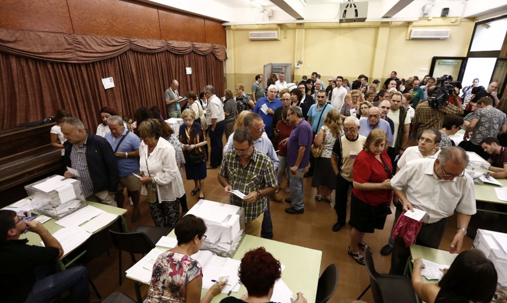Votaciones en un colegio electoral de Barcelona para las elecciones al Parlament del 27-S. EFE/Jesús Diges