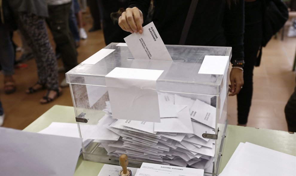 Imagen de los votos depositados en una en un colegio electoral de Barcelona. EFE/ JESÚS