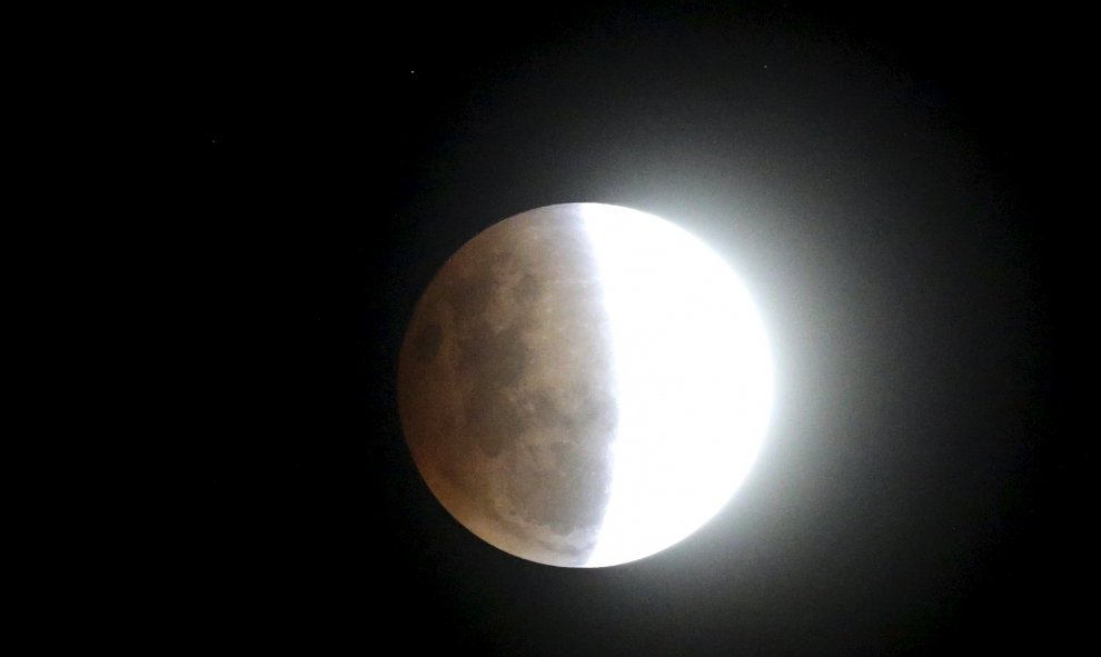 El eclipse, a punto de producirse, visto desde Asunción (Paraguay). REUTERS/Jorge Adorno