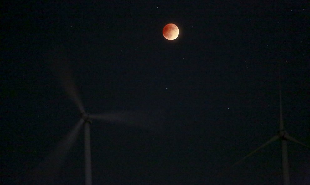 La superluna roja brilla en el cielo de Whitewater, California. REUTERS/Sam Mircovich