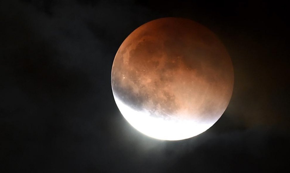 La superluna, desde Burbank (California). AFP/ Kevin Winter