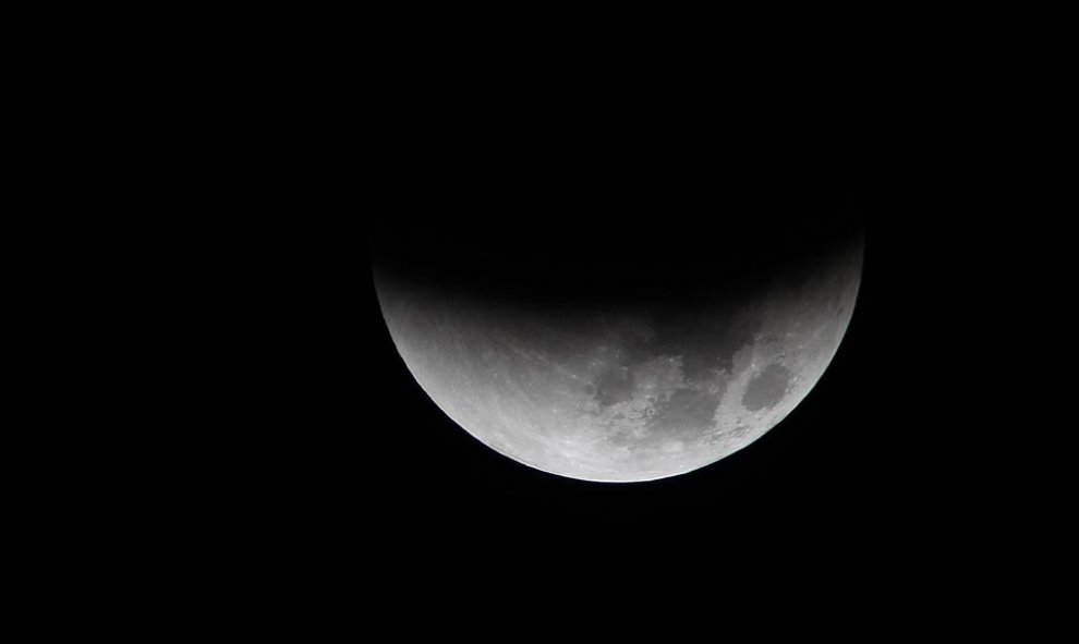 El eclipse, a punto de completarse, visto desde la isla mediterránea de Córcega. AFP/ Pascal Pochard Casabianca