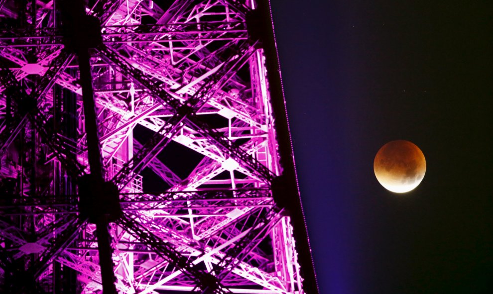 El eclipse, visto desde la Torre Eiffel, en París. REUTERS/Charles Platiau