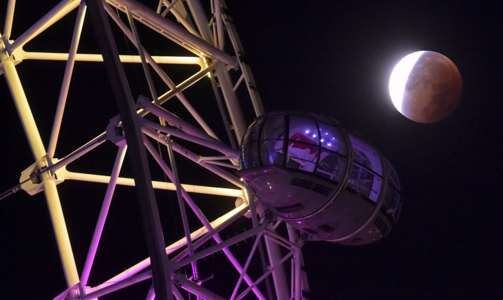 La superluna, a punto de ser totalmente cubierta por la Tierra, vista desde la noria del London Eye, en Londres. REUTERS/Toby Melville
