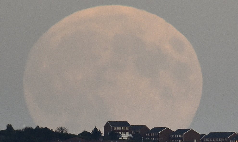 La superluna, desde  Brighton (Reino Unido). REUTERS/Toby Melville