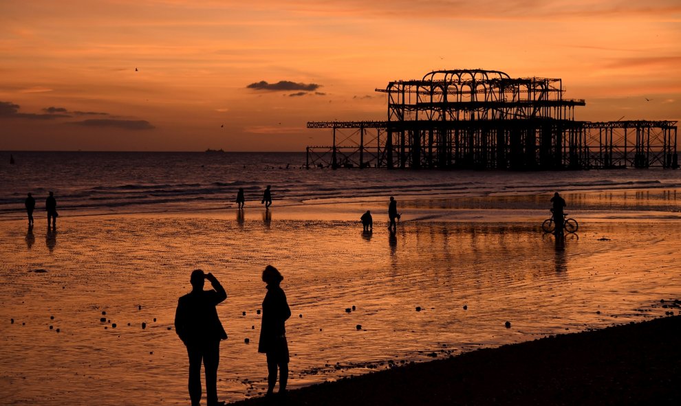 El atardecer en la costa británica de Brighton, al sudeste de Reino Unido. REUTERS/Toby Melville